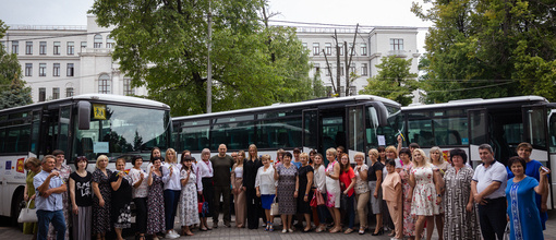 Школи Дніпропетровщини отримали 14 автобусів від Франції 